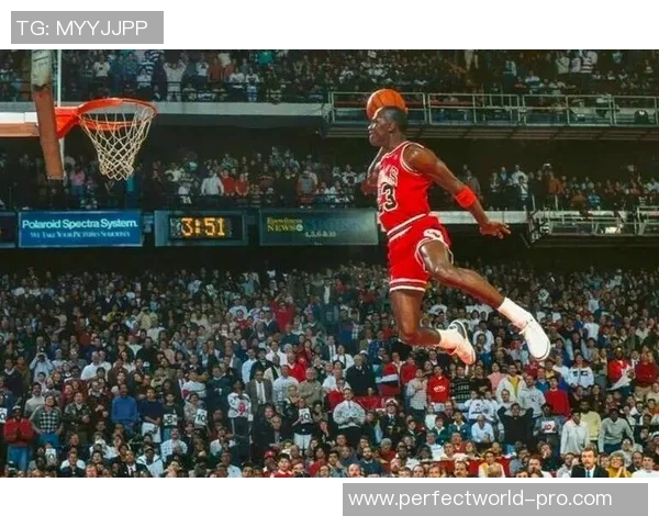 姚明与乔丹的经典对决中发生的犯规瞬间引发的热议与争议