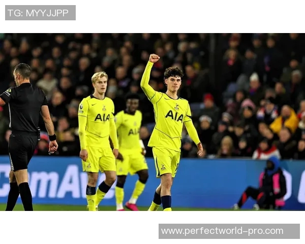 英超激战巴萨凭借点球险胜热刺全场沸腾精彩集锦回顾