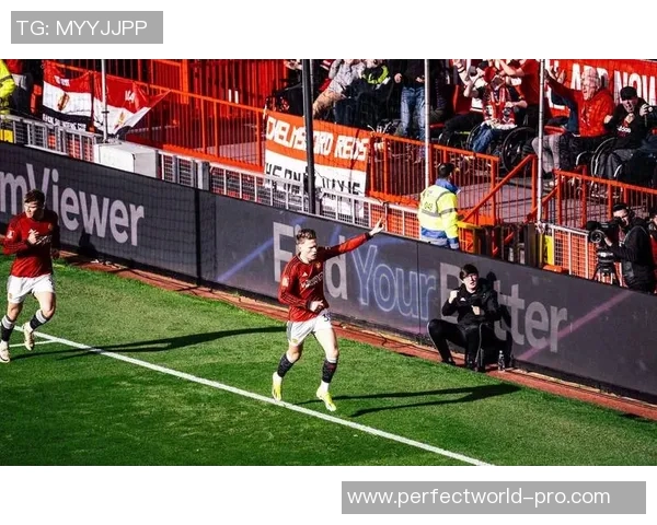 曼联逆转巴萨4-3晋级世界杯补时绝杀引发转会风波