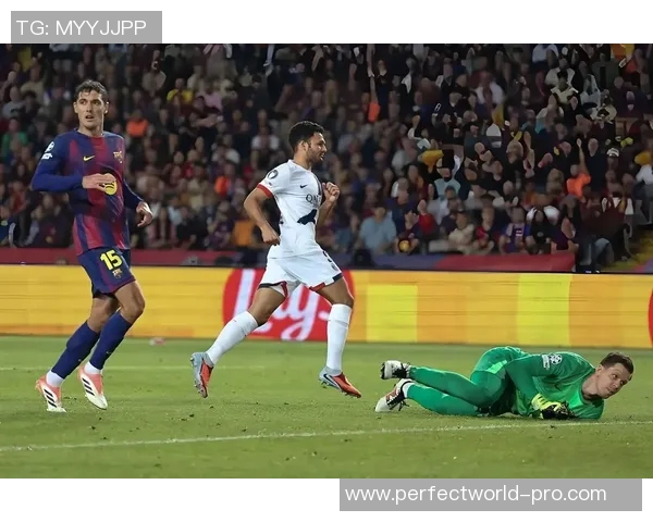 国王杯激战拜仁与巴萨平局争议判罚引发全场热议 国王杯激战拜仁与巴萨平局争议判罚引发全场热议